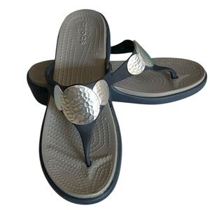 CROCS Sanrah Silver Hammered Circle Rings BLUE Wedge Sandals Size 8